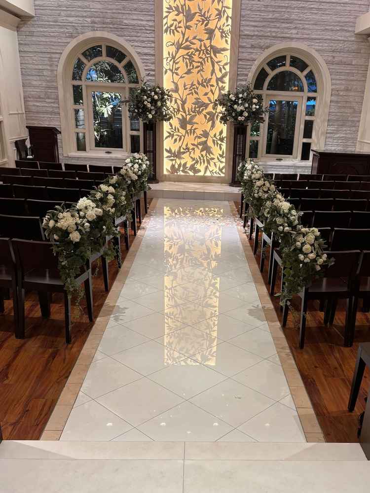 チャペルの中の写真。少人数に向いてるサイズ感で、奥の方は２階まで吹き抜けとなっています。