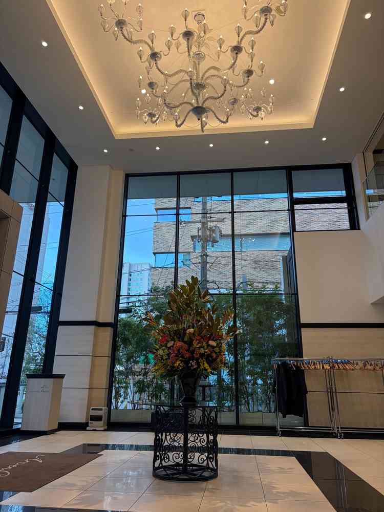 駅からも近いのでわかりやすく、エントランスから天井も広く開放感がありとても綺麗でした。