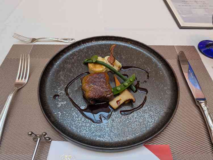 メインのお肉料理。盛り付けが美しく美味しかった。グレードアップしたいと思える内容だった。