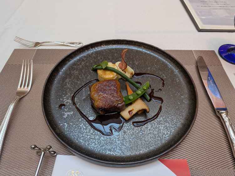 メインのお肉料理。盛り付けが美しく美味しかった。グレードアップしたいと思える内容だった。