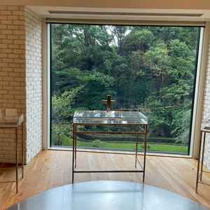 チャペル2。窓から庭園が見えるチャペル。ただし一般のホテル宿泊者等が窓から見えることも。