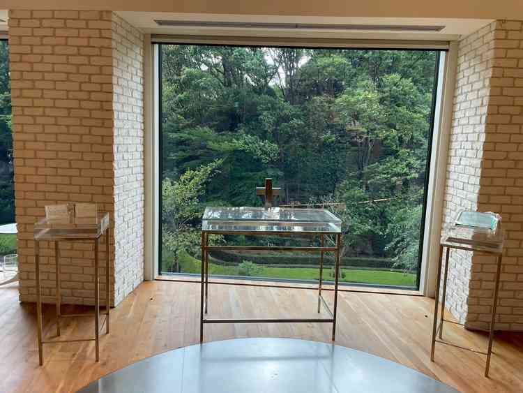 チャペル2。窓から庭園が見えるチャペル。ただし一般のホテル宿泊者等が窓から見えることも。