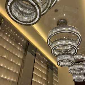 挙式会場の天井。シャンデリアがゴージャスで綺麗