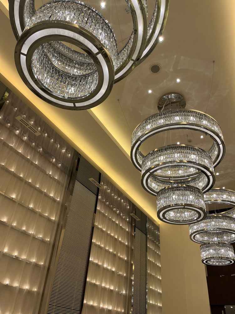 挙式会場の天井。シャンデリアがゴージャスで綺麗