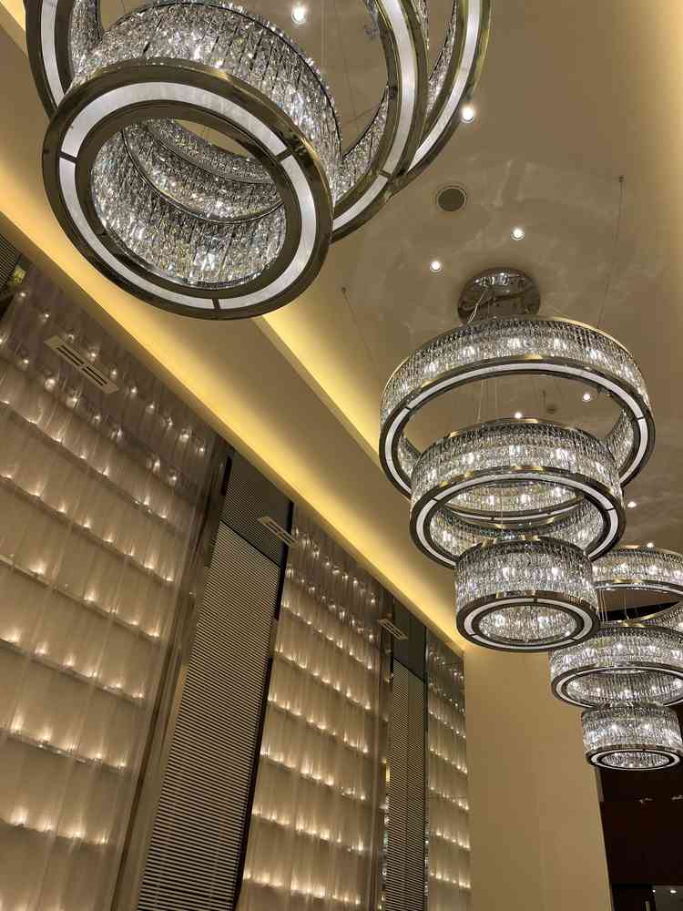 挙式会場の天井。シャンデリアがゴージャスで綺麗