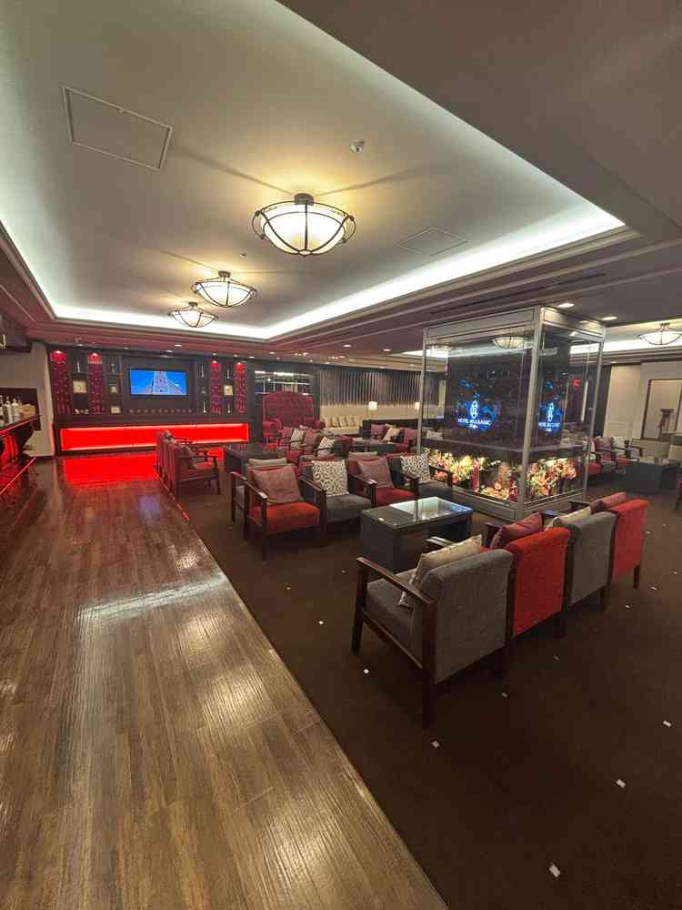 挙式後の待合室兼二次会会場。広めで、テレビもあるのでプロフィールムービーを流したりすることもできる。