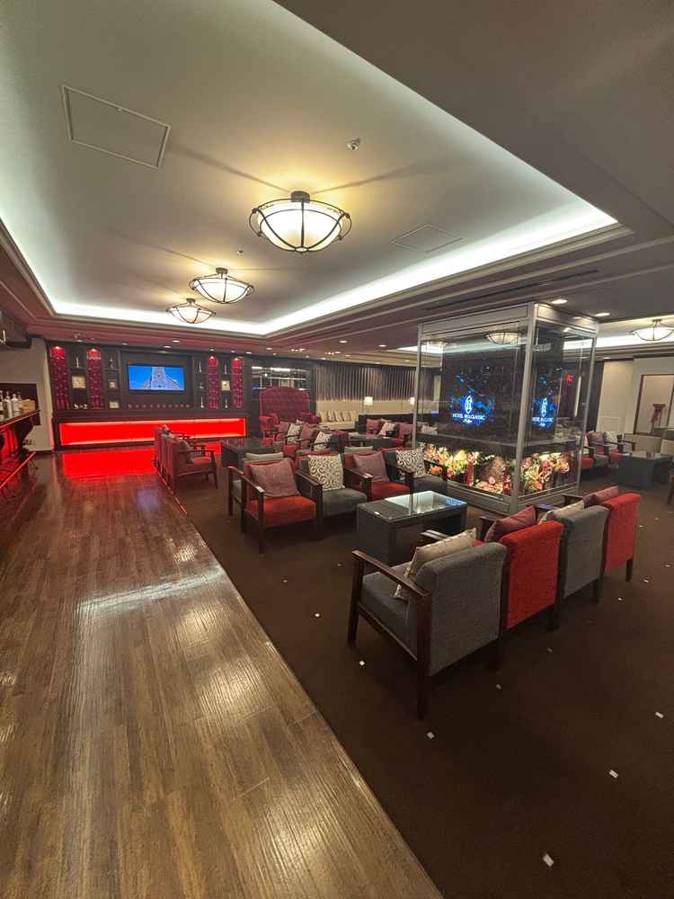 挙式後の待合室兼二次会会場。広めで、テレビもあるのでプロフィールムービーを流したりすることもできる。