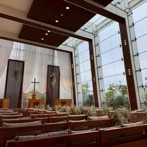 一面ガラス張りのチャペル。曇天でしたが、明るさは十分。都心にいながら、視界を遮るものはありません。