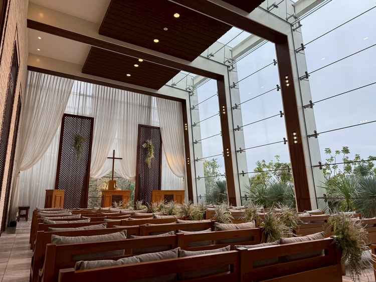 一面ガラス張りのチャペル。曇天でしたが、明るさは十分。都心にいながら、視界を遮るものはありません。