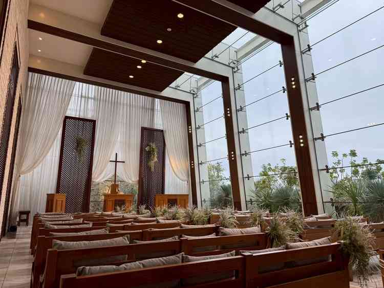 一面ガラス張りのチャペル。曇天でしたが、明るさは十分。都心にいながら、視界を遮るものはありません。