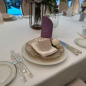 実際のテーブルセッティング。お皿もシンプルだけど美しい。