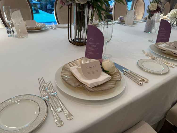 実際のテーブルセッティング。お皿もシンプルだけど美しい。