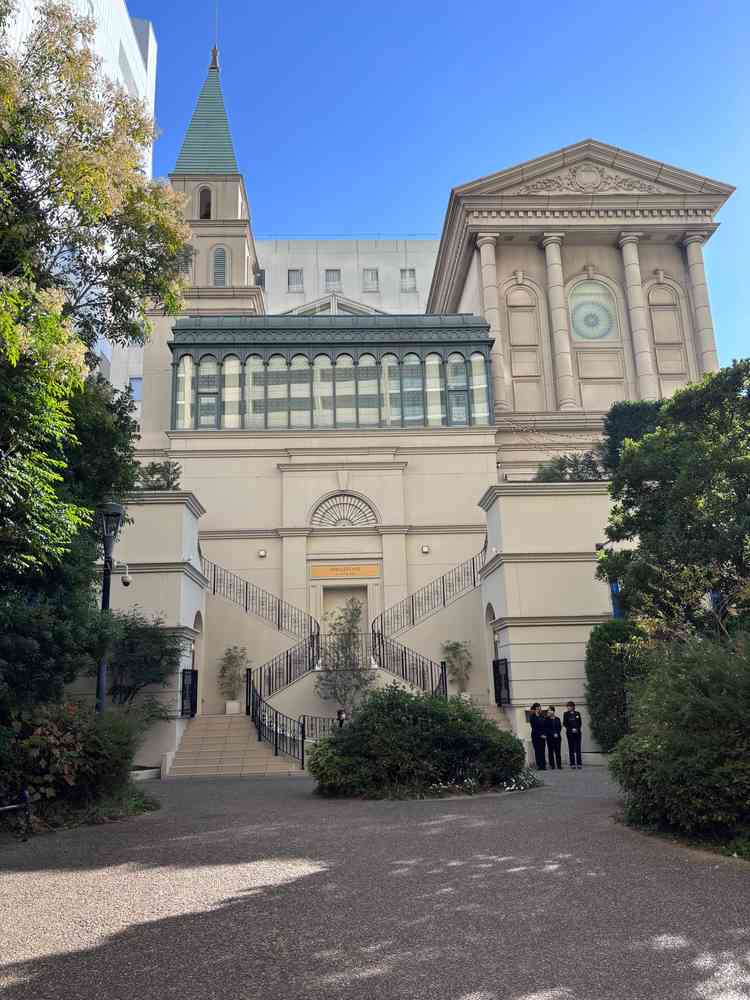 外観(正面)。結婚式場という感じでよかった。