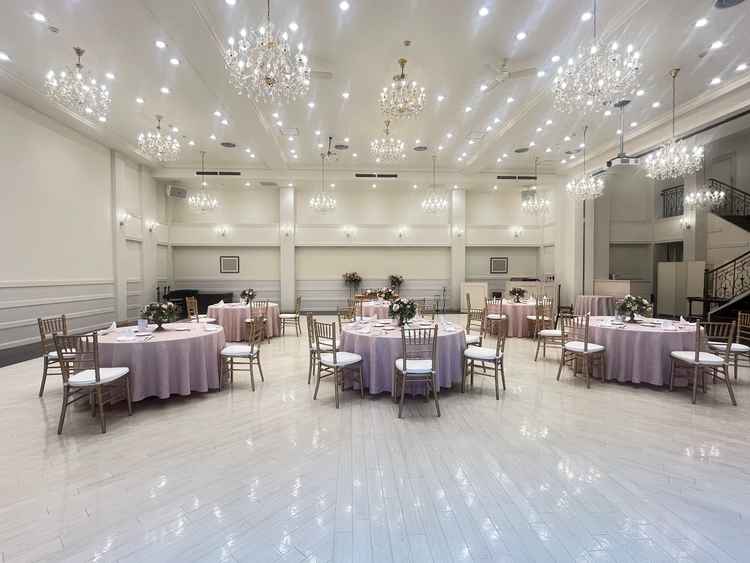 全体的に白くて華やかな披露宴会場