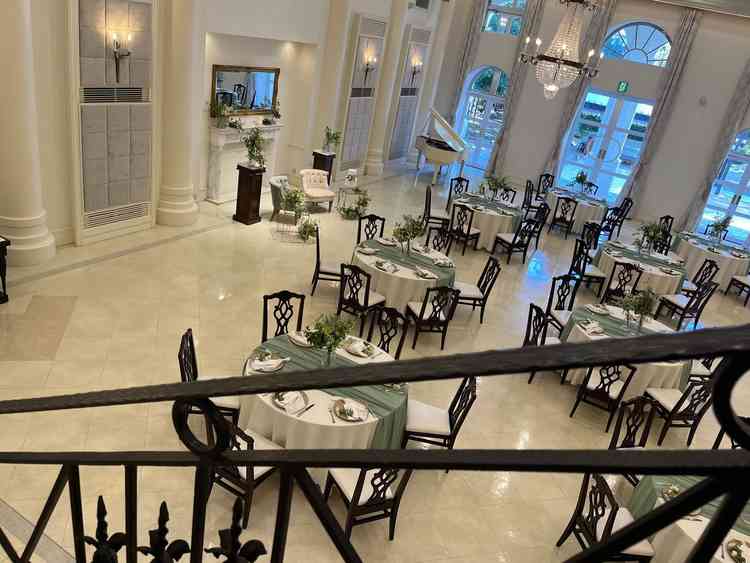 披露宴会場です。階段上から撮りました。