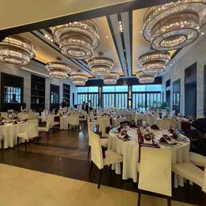 披露宴会場の一つです。外の景色も大きな窓ガラスで取り込めますし、華やかでした。階段も素敵です。