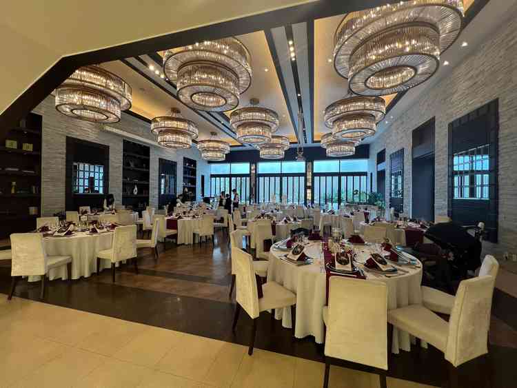 披露宴会場の一つです。外の景色も大きな窓ガラスで取り込めますし、華やかでした。階段も素敵です。