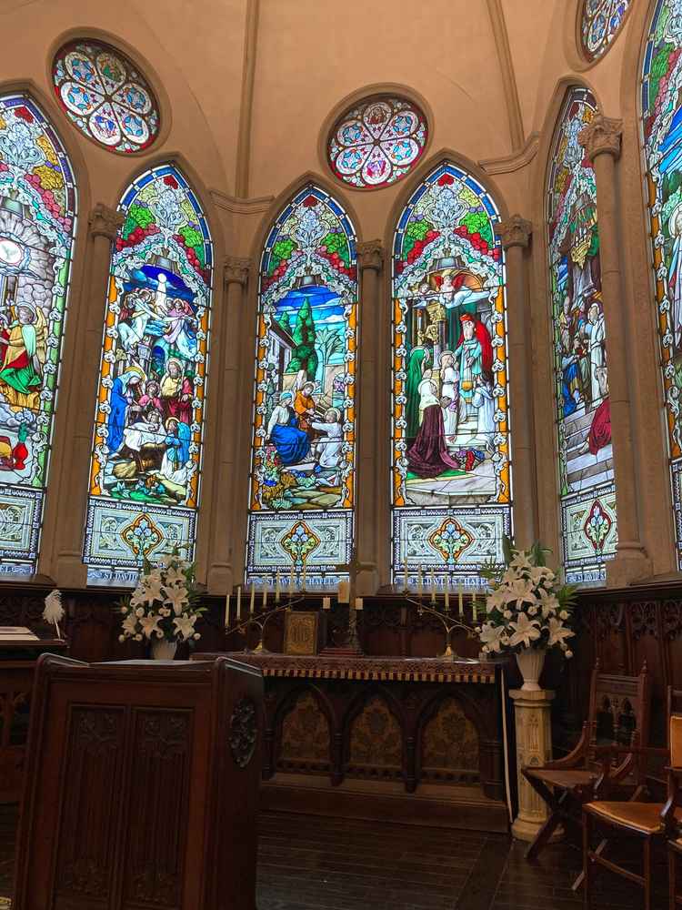 圧巻のステンドグラスは非日常の演出がされておりました。チャペル内でムービーも上映可能です。