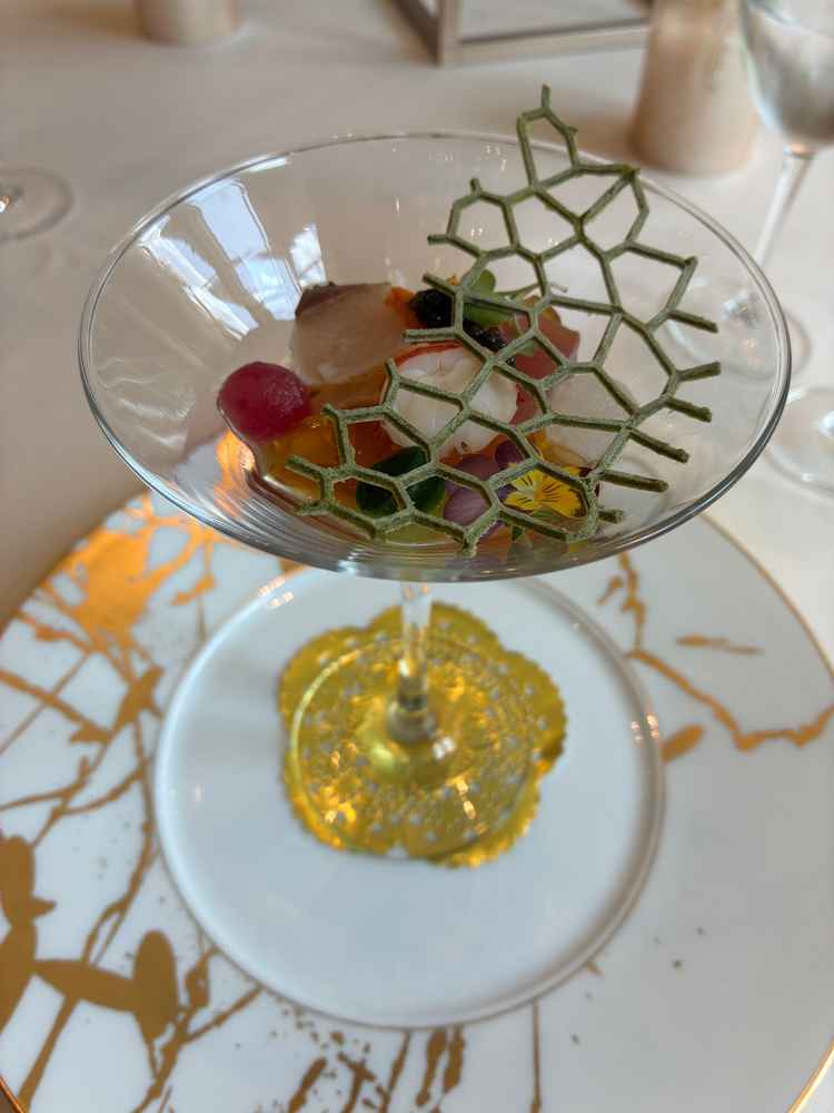 前菜の試食です。上に載っている緑のものがアオサ。下の海鮮と合い、もの凄く美味しかったです。