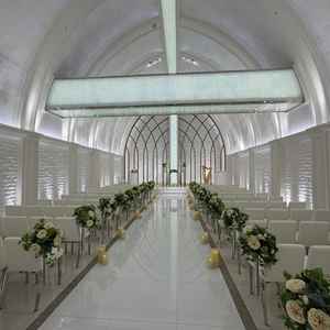 7階のチャペルです。白基調で、天井が高く非常に素敵な雰囲気でした。