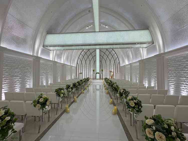 7階のチャペルです。白基調で、天井が高く非常に素敵な雰囲気でした。