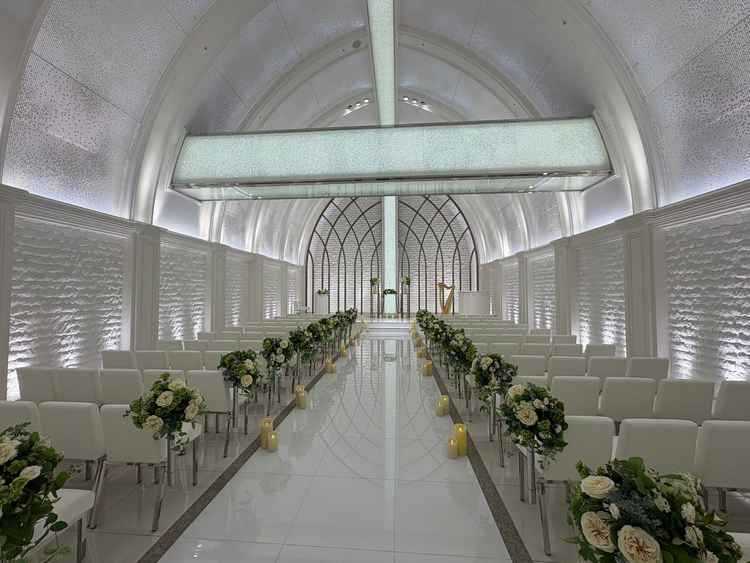 7階のチャペルです。白基調で、天井が高く非常に素敵な雰囲気でした。