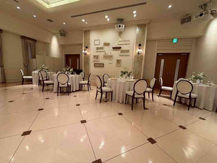 披露宴会場は白を基調としており落ち着いた雰囲気でした