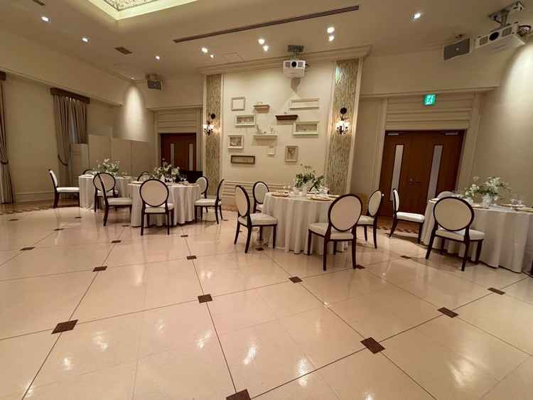 披露宴会場は白を基調としており落ち着いた雰囲気でした