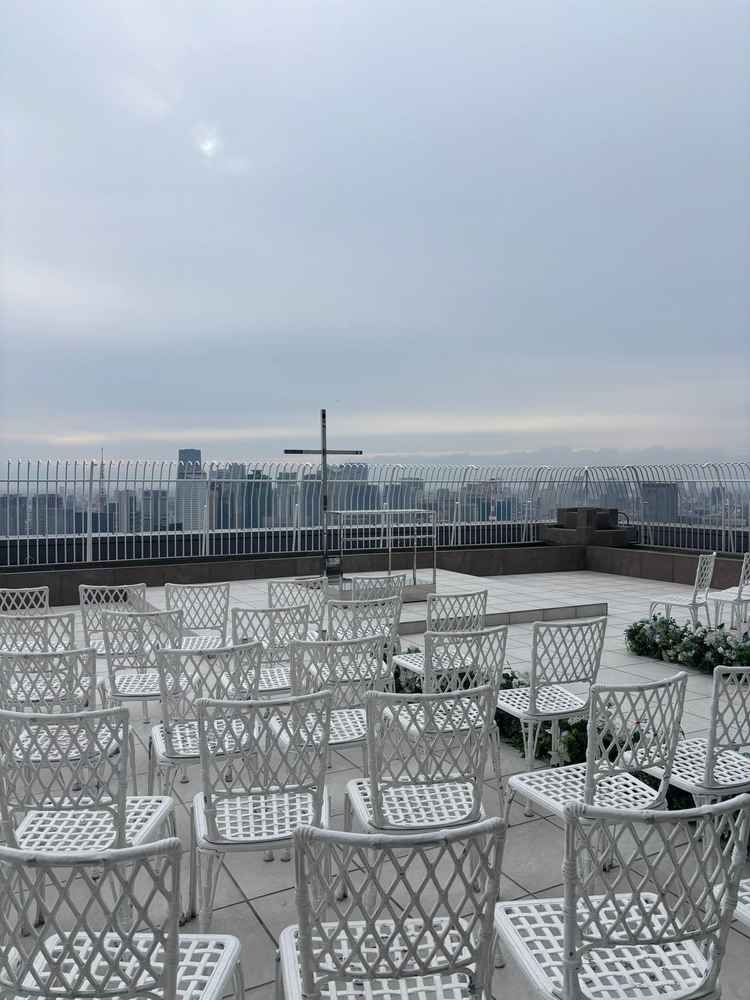 チャペルですが、東京タワーもみえて屋根とかもないので、開放感もあり静かさもあって東京が好きな方におす