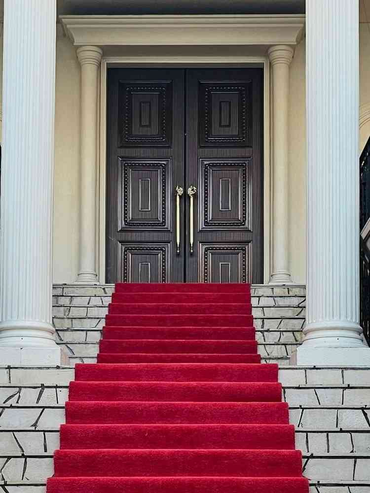 扉の向こうがチャペルになります。大階段からの動線が素敵でした。