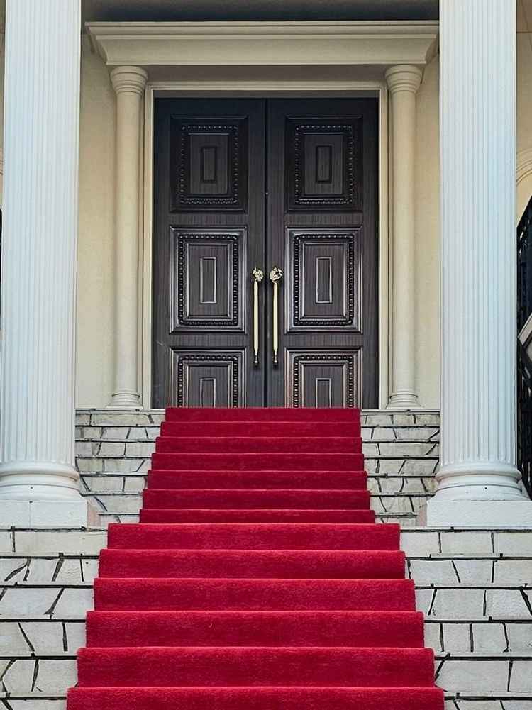 扉の向こうがチャペルになります。大階段からの動線が素敵でした。