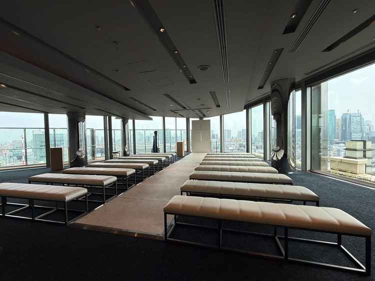 チャペル。見晴らし最高。平日に行ったので、スタンダードの造花やハープも置いてなかったが、圧巻。