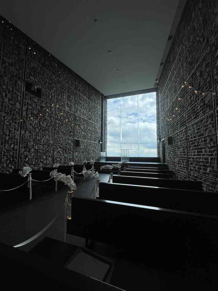 チャペル内観。正面の大開口が、ベンチに座ると空が切り取られたように見えて圧巻でした。