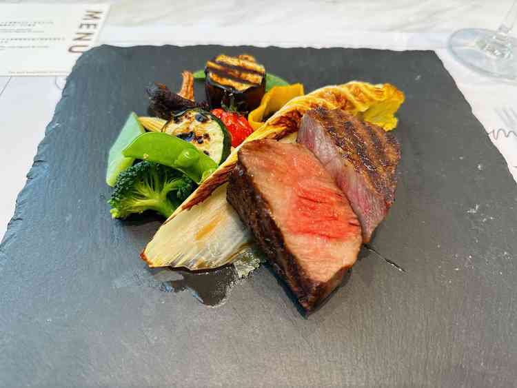 とてもジューシーかつ柔らかく、付け合わせの野菜も一つ一つ丁寧にローストされており美味しかったです。