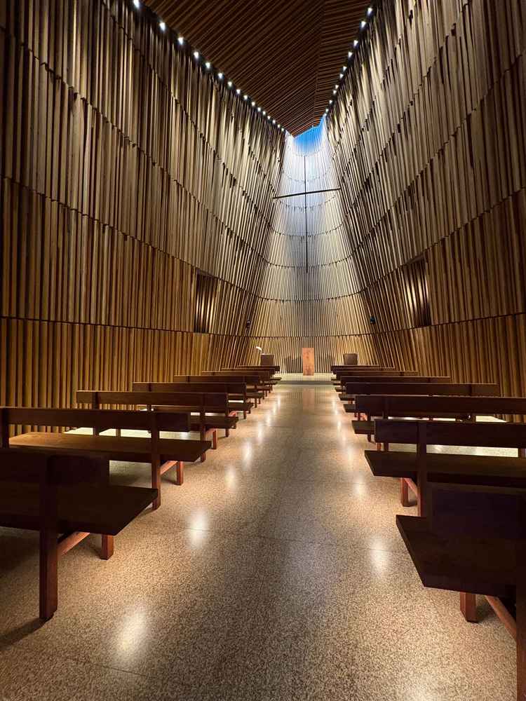 16mの天井から自然光が入り込む唯一無二の木目調のチャペル。天候に左右されないのもポイントが高い。