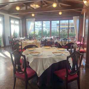 チャペルから歩いて3分ほどで披露宴会場のレストランに着きました。通常はレストランの営業もしています。