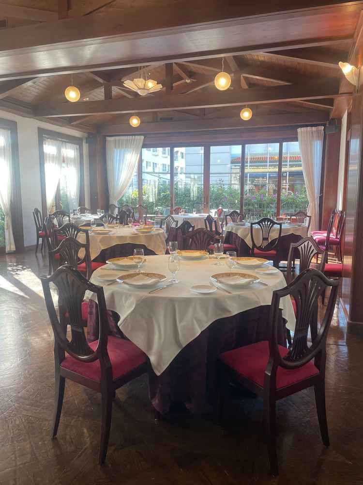 チャペルから歩いて3分ほどで披露宴会場のレストランに着きました。通常はレストランの営業もしています。