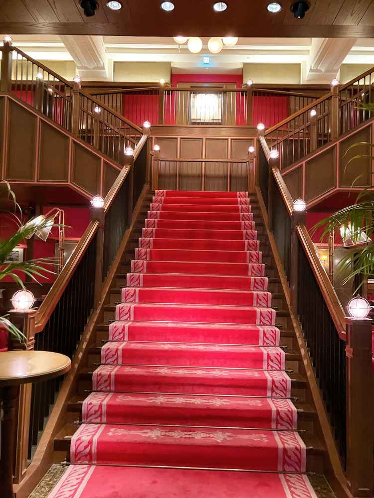 待合室の立派な階段