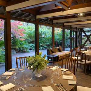 雰囲気がガラッと変わって全体が緑で非日常的だなと思いました。天井にもお花が飾れていいなと思った。