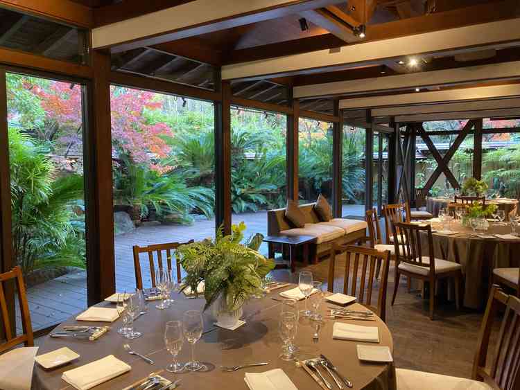 雰囲気がガラッと変わって全体が緑で非日常的だなと思いました。天井にもお花が飾れていいなと思った。