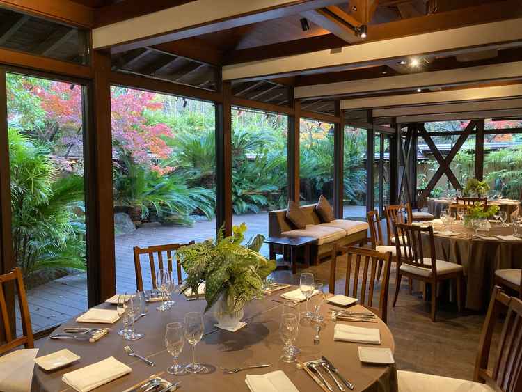 雰囲気がガラッと変わって全体が緑で非日常的だなと思いました。天井にもお花が飾れていいなと思った。