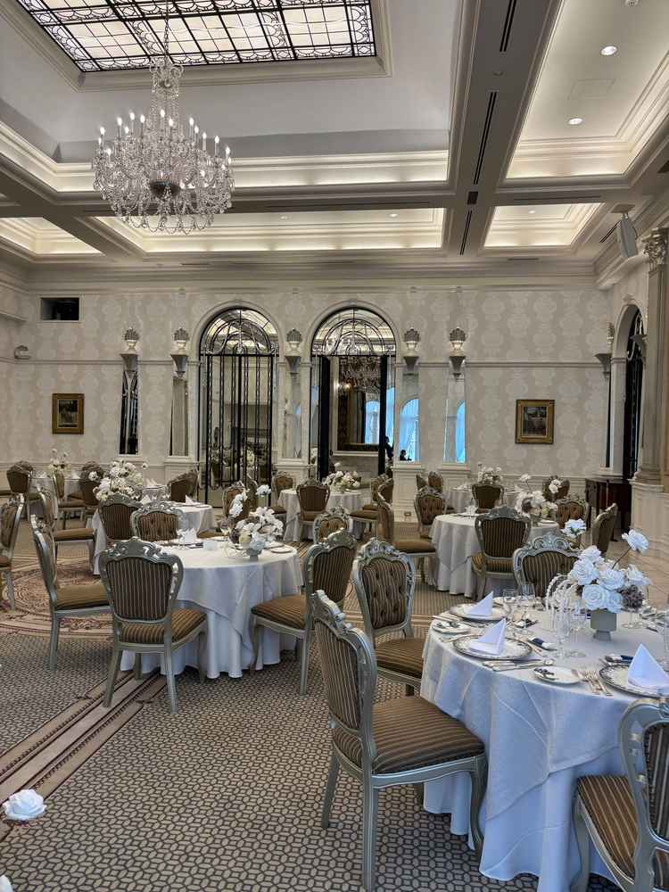 リニューアルされた会場。以前より白っぽくされており、背後にあるカーテンは透け感のある物にしたそう。