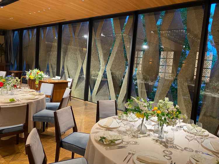 外観の特徴を中からも見ることが出来るフロアで光がいい感じに入りそうでとても素敵な披露宴会場です