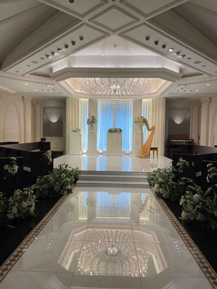 チャペルの様子。シャンデリアが非常に大きく明るい。