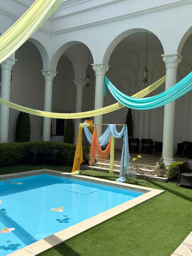 チャペルや披露宴会場の真ん中にあるプール。色々な演出ができそうで特別感がありました。