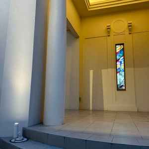 チャペル外観2。ステンドグラスが至る所にあしらわれている