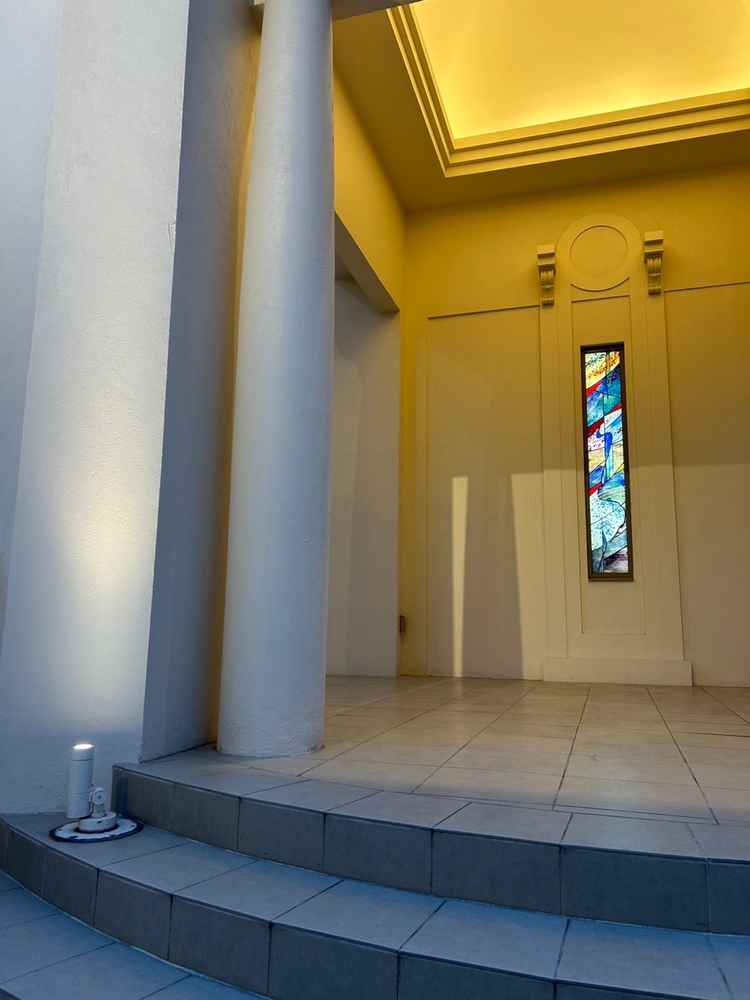 チャペル外観2。ステンドグラスが至る所にあしらわれている