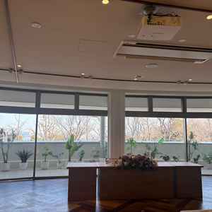 新郎新婦席。外の景色は木で囲まれていて、春夏は緑、秋は紅葉で綺麗です。と伺いました。