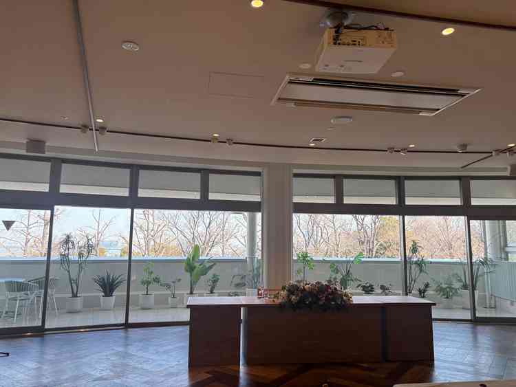 新郎新婦席。外の景色は木で囲まれていて、春夏は緑、秋は紅葉で綺麗です。と伺いました。