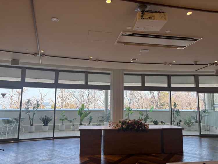 新郎新婦席。外の景色は木で囲まれていて、春夏は緑、秋は紅葉で綺麗です。と伺いました。